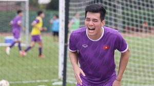 Trước trận gặp Thái Lan, Tiến Dũng, Tiến Linh bình thản chơi 'bóng bàn'