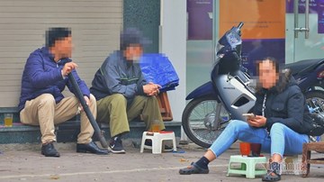 Trăm F0 ngoài cộng đồng, ‘anh em’ ở Hà Nội ung dung rít chung điếu cày