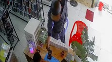 Ngủ say, nam thanh niên bị trộm vào cửa hàng lấy mất điện thoại