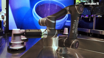 Robot pha cà phê hoàn toàn tự động, làm việc bằng 4 nhân viên