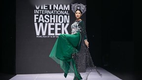 Trang Trần gặp sự cố với áo dài ở Tuần lễ thời trang