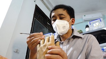 Bỏ việc ổn định, lương cao, dành 4 năm làm chân, tay, mũi 'giả như thật'