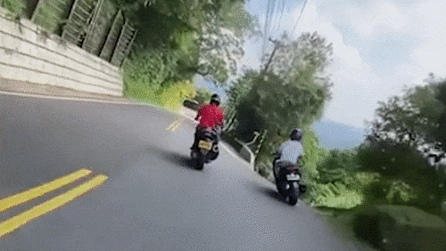 Vượt ẩu trên đường đèo, nam thanh niên trượt dài trên đường