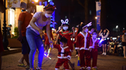 TP.HCM tràn ngập sắc màu Giáng sinh, người dân xuống phố chật kín đường