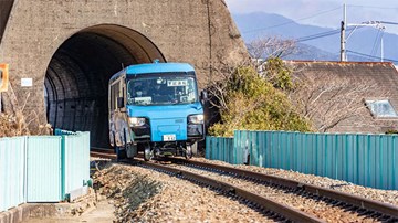 Xe bus kiêm tàu hỏa đầu tiên trên thế giới chạy bon bon ở Nhật Bản
