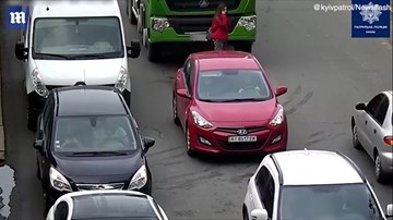 Nghe điện thoại khi sang đường, cô gái bị xe bồn 'nuốt chửng'
