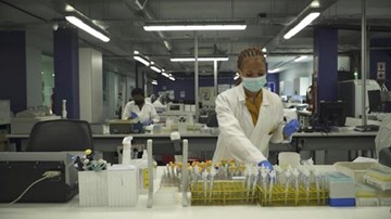 Bên trong phòng thí nghiệm phát hiện ra biến thể Omicron đầu tiên