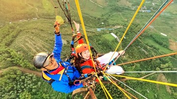 Chi tiền triệu bay dù, chèo SUP, đi tour xe đạp để 'xả hơi' Tết tây tại HN