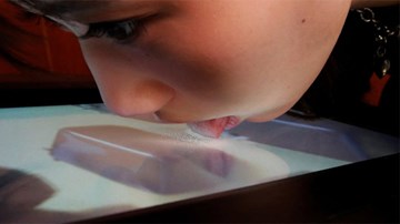 Trải nghiệm tivi có màn hình liếm được, cho phép nếm mùi thức ăn