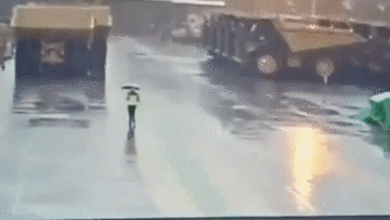 Người đàn ông bị sét đánh tóe lửa và cái kết siêu may mắn