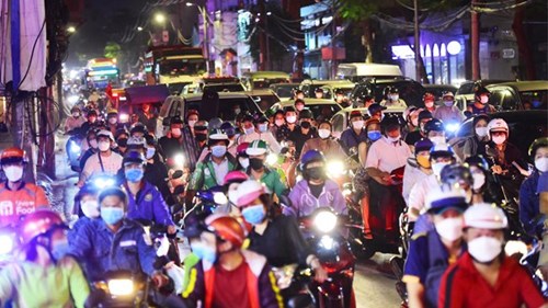 Vắng bóng sự kiện lớn, đường phố TP.HCM vẫn tấp nập ngày cuối năm