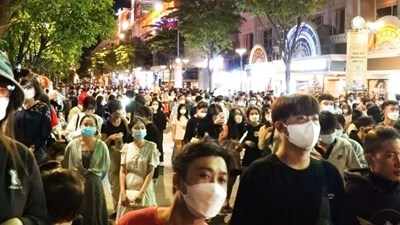 Phố đi bộ Nguyễn Huệ chật kín người ngày đầu năm mới