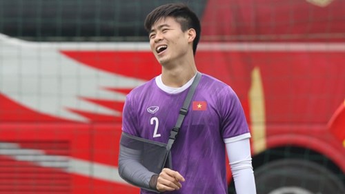 Duy Mạnh, Đức Chinh 'ôm' chấn thương ra sân tập ngay ngày đầu năm mới