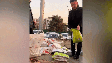 Chở 170 bao tiền đi mua ô tô mới