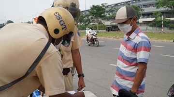 Xử lý xe chưa gắn camera, biển vàng: Tài xế quanh co, đòi xem công văn