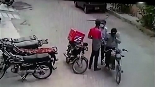 Cướp trả lại đồ rồi an ủi khi thấy cậu bé giao hàng bật khóc