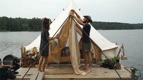 Cặp vợ chồng tự đóng bè, dựng lều để cùng nhau sống "trôi nổi" tự do tự tại