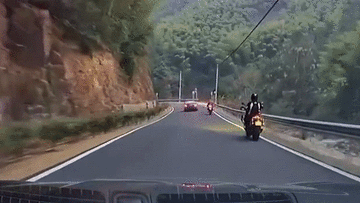 Khoảnh khắc xe con mất lái lao xuống vách đá
