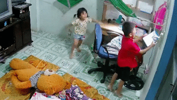Cướp uy hiếp lấy máy tính bảng, 2 cháu nhỏ gào khóc gọi mẹ