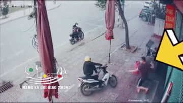 Suýt bị mất xe, người phụ nữ cầm mũ bảo hiểm quyết đuổi theo 2 tên trộm