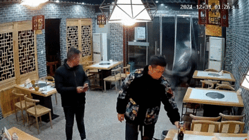 Trâu ‘điên’ bỏ trốn, lao vào nhà dân húc bay người đàn ông