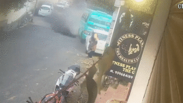 Bị xe khách đâm văng vào cột điện, người phụ nữ thoát chết kỳ diệu