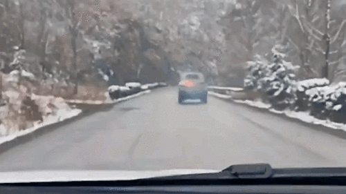 Tài xế lái ô tô đang cháy lao vun vút trên đường