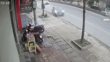 Khoảnh khắc ô tô phóng nhanh đâm gãy cây trên vỉa hè rồi lật nghiêng