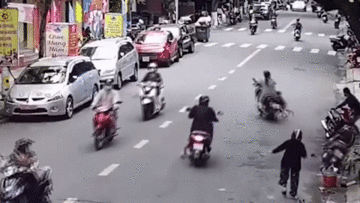Mẹ bất cẩn để con vặn tay ga khiến xe máy lao thẳng ra đường