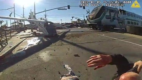 Khoảnh khắc cứu phi công trực thăng khỏi đường ray khi tàu hỏa đang tới