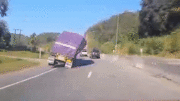 Khoảnh khắc xe tải chở hàng quá khổ lật nhào trên cao tốc
