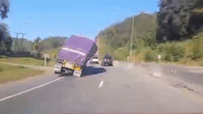 Khoảnh khắc xe tải chở hàng quá khổ lật nhào trên cao tốc