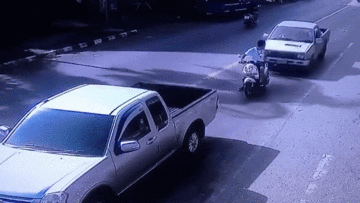 Dừng chờ đèn đỏ, người đàn ông bị nữ tài xế tông trúng