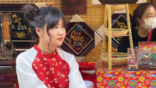 Giới trẻ xúng xính áo dài đến Phố ông đồ tham quan, check-in