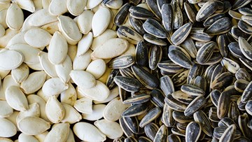 Hướng dương với hạt bí, loại hạt nào tốt cho sức khoẻ hơn?