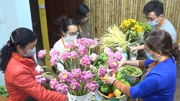 Xuyên đêm làm 300 mẹt hoa quả tiền triệu cúng 23 tháng Chạp