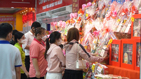 TP.HCM: Hàng hoá 'ngập' siêu thị, người dân rục rịch sắm Tết sớm