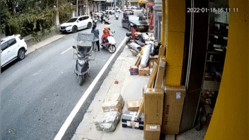 Nữ tài xế nhầm chân ga, ô tô húc văng 4 người trên phố