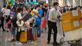 Sân bay đông nghịt người dịp cận Tết, khách xếp hàng dài đợi làm thủ tục