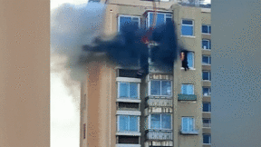 Cháy lớn trong căn hộ, cư dân leo ra ngoài cửa sổ tầng 10 để cố thoát thân