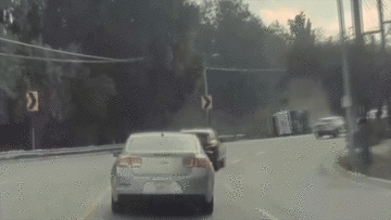 Khoảnh khắc xe tải lộn vòng như phim hành động, tài xế thoát chết thần kỳ