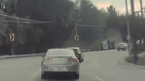 Khoảnh khắc xe tải lộn vòng như phim hành động, tài xế thoát chết thần kỳ