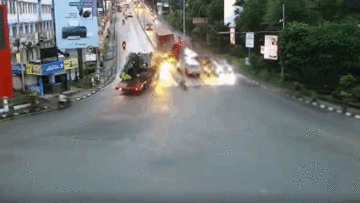 Xe đầu kéo hỏng phanh lao thẳng vào nhiều phương tiện đang dừng đèn đỏ