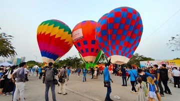 Hàng ngàn người dân thỏa sức ngắm khinh khí cầu, dù lượn bên sông Sài Gòn