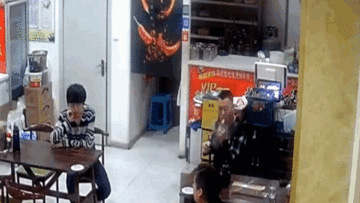 Người đàn ông choáng váng sau khi bật lửa châm thuốc
