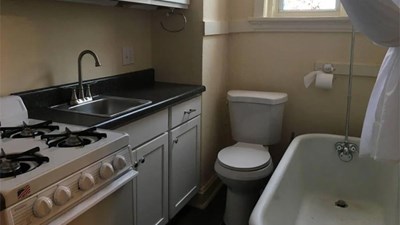 Câu chuyện về căn hộ tập thể ở New York, có bồn tắm ngay cạnh bếp nấu ăn