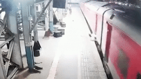 Khoảnh khắc giải cứu người đàn ông ngã xuống đường ray khi cố nhảy tàu