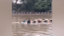 Cầu phao bất ngờ lật úp khiến 18 người rơi xuống sông ở Trung Quốc