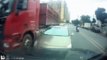 Bị nam tài xế chặn đầu, húc xe, hai tên trộm dầu bỏ ô tô chạy trốn