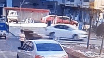 Ném pháo xuống cống, cậu bé khiến sân chơi nổ tung, cao ngang nhà 4 tầng